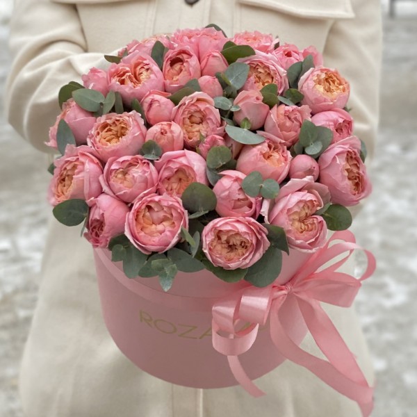 Розовая пионовидная роза Джульетта с эвкалиптом в коробке